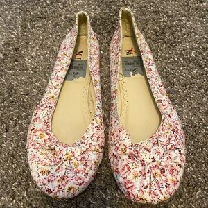 Women’s Floral Fabric Flats sz 8. Rounded toe. Knotted fabric.